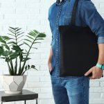 大学生になると、普段は私服で行動するのでファッションに一段と気を配るようになります。コーデの印象を左右するバッグは、実用性はもちろん、デザイン性の高さも重要なポイントです。この記事ではおしゃれさを意識する男子大学生のために、編集部がwebアンケート調査などを元に人気メンズトートバッグのブランドを厳選しました。ランキング形式でご紹介しますので、ぜひバッグ選びの参考にしてください！