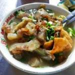 Bakso memang makanan yang selalu jadi primadona bagi seluruh masyarakat Indonesia. Campuran bumbu rempah yang khas ditambah berbagai toping menggungah selera bikin kuliner satu ini selalu dirindukan. Begitu juga bakso kikil yag pasti sudah tidak asing lagi. Langsung aja simak artikel yang pasti bikin kamu ngiler ini, yuk!