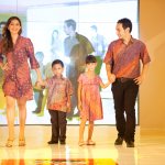 Saat pergi ke kondangan berdua, kamu dan pasangan harus tampil serasi. Salah satunya adalah dengan mengenakan batik couple. Melalui artikel ini, BP-Guide akan memberikan rekomendasi batik couple buatmu dan orang tercinta. Yuk, simak bersama.