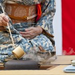 Teh dan Jepang seolah sudah tidak bisa dipisahkan. Budaya minum teh di Jepang adalah budaya sakral yang harus dihormati. Seperti apa, ya, adat dan budaya minum teh di Jepang? Jangan lupa cicipi teh asal Jepang rekomendasi BP-Guide, ya!