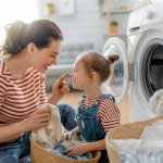 Apakah Anda sering kesulitan mencuci pakaian dengan tangan? Mungkin saatnya untuk mempertimbangkan mesin cuci 2 tabung. Dengan fitur-fitur canggih dan desain yang praktis, mesin cuci ini akan membuat proses mencuci lebih mudah dan efisien.