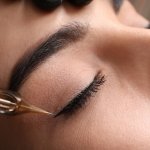 Mata adalah jendela jiwa, dan dengan eyeliner, Anda dapat menonjolkan keindahan mata Anda dengan cara yang menakjubkan. Eyeliner adalah produk makeup yang digunakan untuk menegaskan garis mata, memberikan dimensi, dan menciptakan tampilan mata yang dramatis atau natural sesuai keinginan Anda.