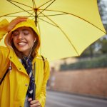 Musim hujan bukanlah halangan bagi Anda untuk beraktivitas di luar rumah. Apalagi jika Anda harus hadir di kantor atau datang langsung ke tempat kuliah, sudah pasti harus mempersiapkan diri jika selama perjalanan tiba-tiba turun hujan. Untuk itulah Anda perlu memiliki salah satu dari payung lipat di bawah ini agar terhindar dari guyuran air hujan. Yuk, cek rekomendasinya!