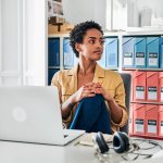 Beberapa dokumen berupa kertas cetak seringkali membuat pusing karena mudah berserakan di meja kerja Anda. Jangan dulu bingung, kehadiran file holder bisa membantu untuk membuat dokumen Anda mudah ditemukan dan tetap tertata rapi. Yuk, cari tahu dulu berbagai file holder termurah versi BP-Guide ini!