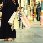 दुबई में शॉपिंग करने को बहुत कुछ है, परन्तु क्या खरीदें और क्या नहीं वह भी बिना जेब खाली किये: आइये देखिये दुबई में १० खरीदने लायक सामान, अपने लिए और भेंट करने (२०१९)