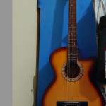 Cek senar gitar akustik kamu sekarang juga. Pastikan senar gitar kamu masih bagus dan belum perlu diganti. Nah, kalau ternyata butuh diganti, kamu bisa intip dulu tips dari kami untuk senar gitar akustik yang bagus, ya!