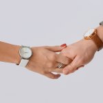 Jam tangan couple juga kerap kali dijadikan sebagai pilihan hadiah pasangan yang tidak kalah romantisnya dibandingkan coklat ataupun bunga. Namun, masih banyak yang bingung bagaimana cara memilih jam tangan couple yang tepat baik dari segi kualitas dan juga harga.