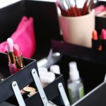 Punya beragam jenis kosmetik tapi tak ingin kamarmu atau meja berantakan karena alat makeup atau kosmetik yang tidak teratur? Kalau ya, kamu mesti cek beberapa rekomendasi kotak kosmetik cantik yang mudah digunakan di mana saja berikut ini!