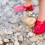 Anda yang mengutamakan kenyamanan pasti sudah tidak asing lagi dengan sandal Crocs. Sandal ini telah menjadi favorit bagi banyak orang di seluruh dunia.

