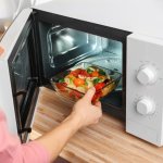 Anda ingin memiliki perangkat dapur yang tidak hanya hemat energi, tetapi juga memberikan kenyamanan dalam menghangatkan dan memasak makanan dengan cepat? Jika iya, maka rekomendasi microwave low watt adalah jawabannya. Microwave dengan daya rendah ini tidak hanya mengurangi biaya listrik Anda, tetapi juga memberikan hasil memasak yang efisien dan terjamin.