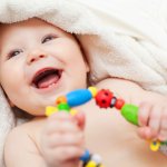 お友達や親戚に女の子の赤ちゃんが誕生！そんな時こんなプレゼントを持っていけばすぐに使えてとっても喜ばれますよ。赤ちゃんの生活のいろんなシーンにそっと寄り添える楽しくてかわいい玩具たちを厳選してご紹介していきます。新生児向けのおもちゃは長く使えないものが多いので、あえて2歳くらいから長く使えるおもちゃを選ぶのも良いです。参考にしてください。