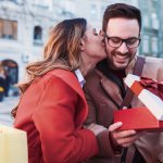 Ada kado menarik untuk menyambut hari valentine selain cokelat dan bunga. Memberi mereka parfum, hoodie, bantal, bahkan makan malam favorit juga jadi ide menarik. Sebelumnya, sudah tahu belum fakta menarik hari valentine? Intip dulu yuk. Ada rekomendasi ide kado yang bisa kamu tiru juga loh. 