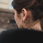 Anting adalah salah satu aksesori favorit para wanita dan siapa sangka anting berwarna hitam juga bisa membuat penampilanmu makin terlihat trendi dan glamor, lho. Mau tahu buktinya? Simak ulasan dan rekomendasi anting warna hitam pilihan BP-Guide berikut ini!