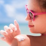 Jika kamu berencana untuk liburan ke pantai, ada baiknya membawa sunscreen untuk melindungi kulitmu dari sinar matahari yang menyengat. Saat ini ada inovasi baru, yaitu sunscreen stick yang lebih mudah saat diaplikasikan di atas kulit setiap 2-3 jam sekali. Penasaran untuk mencoba? Cek dulu daftar produknya di sini.