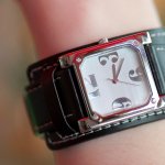 洗練された佇まいのスクエア腕時計は、おしゃれにこだわる女性へのプレゼントにぴったりです。この記事では2022年最新の情報で、上品な革ベルトを使った商品など、注目のレディース腕時計を厳選してご紹介します。ファッションのポイントにもなる、とっておきの腕時計ギフト選びの参考にしてください。