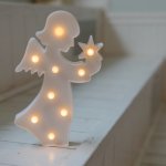 Saat pertama kali tidur sendiri, si kecil pasti akan merasa takut. Meletakkan lampu tidur di atas meja untuk memberikan cahaya redup di malam hari bisa jadi trik jitu untuk membangun keberanian anak. Dalam artikel ini, BP-Guide akan memberikan rekomendasi lampu tidur karakter favorit si kecil. Yuk, simak bersama!