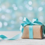 Bài viết cho bạn ý tưởng về 10 món quà sinh nhật giá rẻ nhưng vẫn vô cùng ý nghĩa để dành tặng người thân và bạn bè trong năm 2020. Bên cạnh đó là một vài mẹo để giúp bạn lựa chọn và tặng quà dễ dàng hơn.