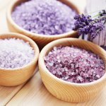 Aktivitas yang padat seringkali membuat kamu stres. Tidak hanya pikiranmu saja, namun tubuhmu pun dapat merasakan sinyal melelahkan yang dipancarkan otak. Yuk, sejenak melakukan relaksasi dengan berendam menggunakan bath salt yang pasti bikin kamu rileks!