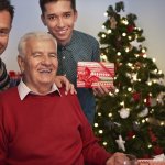 子どもを持つ父親世代の男性からは、子どもにプレゼントをもらうと日頃の頑張りをいたわり、応援してくれているように感じるという意見が多く聞かれます。
こちらの記事では、父親にクリスマスプレゼントをする場合の選び方や価格相場、プレゼントに添えたいメッセージカードの文例を【2021年 最新版】人気プレゼントランキングとともに紹介しています。
価格は関係なく、「実用性の高いもの」は父親世代の男性から圧倒的な人気を集めているプレゼントです。参考にしてください。