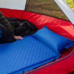 Dalam artikel ini, kami akan memberikan rekomendasi matras camping terbaik untuk meningkatkan kenyamanan dan kualitas tidur Anda saat berpetualang di alam terbuka. Memilih matras yang tepat sangat penting untuk memastikan tidur yang nyaman, terutama saat Anda jauh dari kenyamanan tempat tidur rumah. 