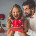 Hari besar  adalah momen yang selalu ditunggu oleh mereka yang merayakan. Memberikan kado untuk orang-orang tercinta adalah salah satu kebiasaan yang sering dilakukan. Kalau kamu bingung menentukan kado apa yang pas dan bisa diberikan untuk si dia, simak rekomendasinya di bawah ini.