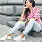 Sneakers sudah lama dipakai untuk melengkapi penampilan kasual. Khusus untuk wanita, sneakers juga pas dipakai dengan berbagai atasan atau bawahan, tak cuma atasan berupa kaus atau kemeja dengan bawahan jeans saja. Bacalah tips memilih sneakers untuk wanita dan rekomendasinya berikut ini. 