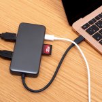 Anda pasti sering berurusan dengan banyak perangkat USB, dan inilah mengapa USB hub menjadi alat yang sangat praktis dan berguna.

