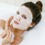 Sheet mask adalah produk perawatan kulit yang populer dan efektif dalam memberikan kelembapan dan keindahan pada kulit Anda. Jika Anda sedang mencari solusi praktis untuk perawatan kulit wajah, maka Anda berada di tempat yang tepat. 