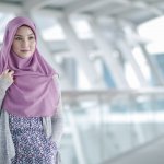 Kini fashion hijab telah berkembang menjadi modern dan modis, tanpa terlepas dari kesan syar'i. Namun, agar terlihat anggun dan menawan, tentunya ada banyak hal yang harus diperhatikan dalam gaya berbusana kamu. Termasuk dalam pemilihan pakaian. Untuk itu, BP-Guide telah menyiapkan 10 rekomendasi baju hijab untuk kamu. Yuk kita lihat!