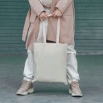 Tote bag adalah salah satu tas serbaguna yang patut dimiliki para wanita. Bingung memilih tote bag untuk memuat kebutuhan sehari-hari? Yuk, simak rekomendasinya berikut ini!