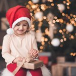 Noel này bạn sẽ tặng quà gì cho bé yêu nhà mình? Bài viết sau đây sẽ bật mí cho bạn các món quà Noel mà các bé gái đều thích và danh sách top 10 món quà Noel dễ thương cho bé gái 7 tuổi (năm 2020), cùng tham khảo ngay để có lựa chọn ưng ý bạn nhé!