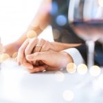 こちらでは結婚1年目・5年目・10年目の妻に喜ばれる結婚記念日プレゼントに人気のアイテムを【2023年度版】ランキング形式でご紹介させていただきます。プレゼント選びに迷ったら、夫婦の会話の中でうまく昔好きだったものの話をして、さりげなく今欲しいものを聞き出してみましょう。是非参考にしてください。