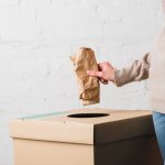 Kamu yang memiliki banyak tumpukan kardus bekas di rumah, jangan keburu membuangnya ya. Ada banyak kerajinan tangan keren yang bisa kamu buat dari kardus, lho. Mulai dari hiasan untuk dekorasi hingga perabotan unik seperti rak buku, rak dinding, dan furnitur.