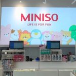 Kamu yang gemar mengoleksi aneka barang unik, wajib banget ke Miniso. Di sini kamu bisa beli aneka macam barang dengan desain unik dan menggemaskan. Produk Miniso tidak hanya dijual offline namun juga dijual online. Nah, yuk intip aneka barang Miniso paling populer yang bisa kamu beli secara online!