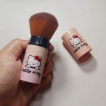 Kuas makeup adalah alat wajib punya buat kamu yang suka bereksperimen dengan berbagai macam riasan. Pilih kuas yang berkualitas dan sesuai dengan kebutuhan kamu. Simak rekomendasi kuas makeup dan bagaimana cara merawatnya dalam artikel BP-Guide berikut ini!