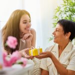 Ibu Anda sebentar lagi ulang tahun? Kalau begitu ini saatnya Anda memberi hadiah yang spesial. Simak rekomendasi hadiah di artikel ini agar Anda tak salah memilih kado.