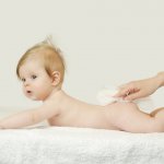 Kebersihan bayi sangat penting, dan salah satu produk yang tak bisa terlewat adalah baby wipe. Namun, sebagai orang tua, Anda tentu ingin memastikan bahwa baby wipe yang digunakan aman dan lembut untuk kulit bayi yang sensitif. Dengan memilih baby wipe yang tepat, Anda dapat memberikan perlindungan dan kebersihan yang optimal untuk bayi Anda.