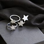 Perhiasan adalah salah satu jenis aksesori yang disukai wanita. Nah, kalau sedang tidak tahu harus memberikan kado indah apa untuk pasangan, Anda bisa menghadiahkannya perhiasan cantik yang akan membuatnya tersenyum. Yuk, cek tips dan rekomendasinya di bawah ini!