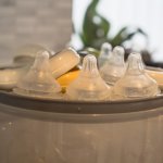 Bottle sterilizer merupakan alat yang dirancang untuk mempermudah orang tua dalam mensterilkan peralatan bayi. Menggunakan alat sterilisasi botol susu secara tepat dan rutin maka, botol susu dan dot bayi akan terhindar dari bakteri. 