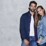 Tampilan kasual memang selalu terlihat lebih nyaman baik bagi yang melihatnya apalagi yang mengenakannya. Nah, salah satu item fashion pria dan wanita yang terkesan kasual namun tetap terlihat keren saat digunakan adalah jaket denim! Kira-kira jaket denim seperti apa yang direkomendasikan BP Guide, ya? Yuk, simak!