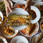 Rasakan pengalaman menikmati makanan khas Minang yang berbeda di berbagai rumah makan dan restoran masakan Padang di Surabaya.