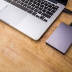 Teknologi komputer makin berkembang dari waktu ke waktu. Ini membuat hampir semua aktivitas kita berhubungan dengan perangkat komputer, laptop, dan lain sebagainya. Data kita pun tersimpan secara rapi dalam bentuk file. Untuk menyimpan data-data penting kita, tentu saja kita butuh media penyimpanan yang pas. Salah satu medianya adalah SSD. Yuk, temukan SSD terbaik bersama kami di BP-Guide!