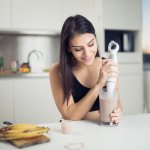 Blender tangan memang praktis digunakan dalam mengolah aneka makanan dan minuman. Jangan takut kantong jebol saat membelinya, kami punya rekomendasi yang murah untuk kamu, lho!