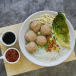 Bakso merupakan kuliner yang banyak digemari semua kalangan. Kuahnya yang menggoda dan olahan daging yang dibumbui sekaligus dibentuk menjadi bulat membuat bakso memiliki rasa yang lezat. Kamu yang ingin membuat bakso sendiri di rumah tidak perlu khawatir, ada bumbu kuah instan yang bisa kamu pakai sehingga bakso kamu dapat menggugah selera. 