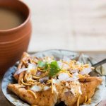 The moment we start boiling water to make our evening tea, our taste buds send signals to the brain, asking for snacks to go with it! While you may be tempted to reach for unhealthy snacks, there are plenty of healthy evening snacks that can help you stay on track. So, we have listed below some best Indian snacks for you. Here are 30 amazing and nutritious healthy tea time snacks.