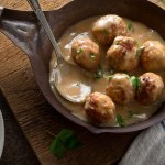 Bakso menjadi makanan favorit banyak orang di Indonesia, bahkan di dunia, loh. Ada banyak kreasi dari bakso selain bakso kuah. Mulai dari bakso panggang, bakso tusuk, bakso goreng, dan sebagainya. Tertarik untuk membuat bakso sendiri di rumah? Yuk simak resep dari BP-Guide berikut ini.