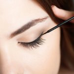 Bosan dengan tampilan eyeliner hitam yang itu-itu saja? Cobalah menggunakan eyeliner warna yang menarik! Selain memberikan kesan tampilan yang fresh, eyeliner warna juga dapat menonjolkan keindahan mata Anda dengan cara yang unik.