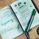 Menulis tidak melulu hanya menggunakan tinta berwarna hitam. Anda bisa menggunakan pulpen dengan pilihan warna lainnya. Ada banyak hal yang membuat Anda memerlukan pulpen penuh warna. Berikut ulasan dari BP-Guide untuk pulpen yang penuh warna untuk Anda.