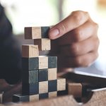 Siapa bilang bermain game itu membuang-buang waktu? Sepertinya memang hanya bermain-main, tetapi tanpa disadari game justru memberikan manfaat yang besar bagi otak. Cara melatih logika otak tidak hanya dari belajar atau mempelajari banyak buku. Melakukan permainan juga lebih efektif dalam meningkatkan logika otak. 