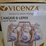 Perlengkapan makan chinaware atau yang terbuat dari bahan keramik tentunya memberikan kesan yang artistik. Tidak hanya itu, daya tahannya juga sangat kuat, sehingga membuat Anda lebih hemat dalam urusan pengeluaran pembelian peralatan makan.